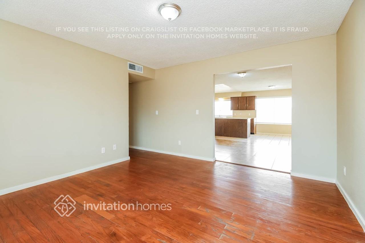 902 W Westchester Ave - Photo 4 of 17