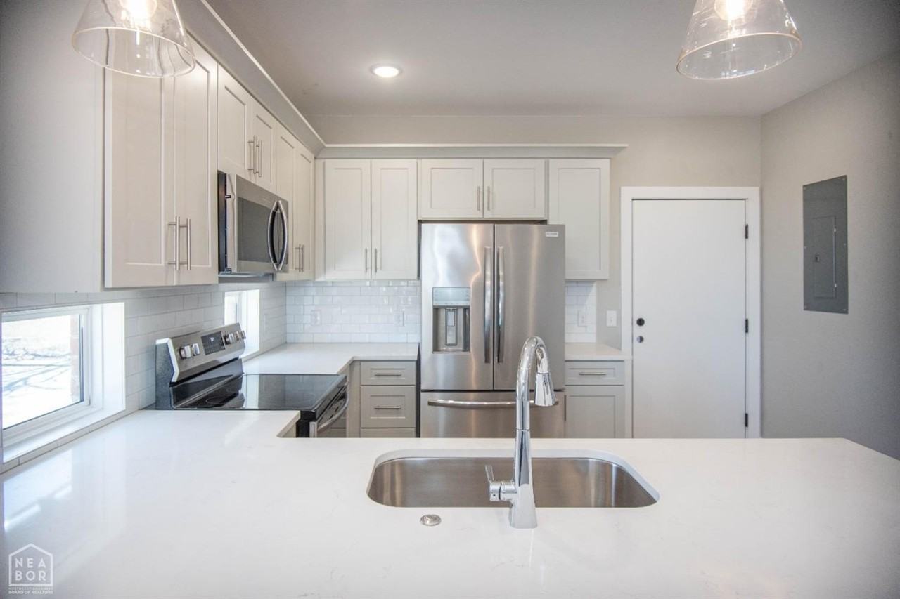 304 Cate Ave - Photo 3 of 16