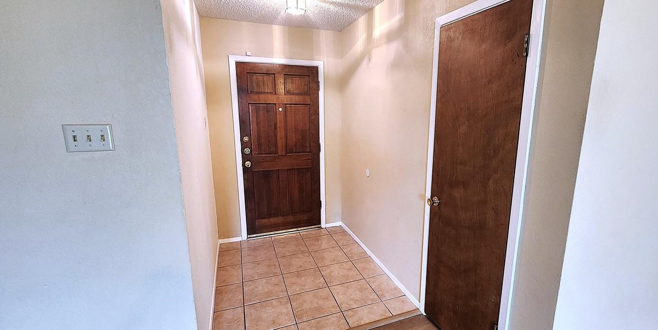 5704 93rd St - Photo 2 of 27