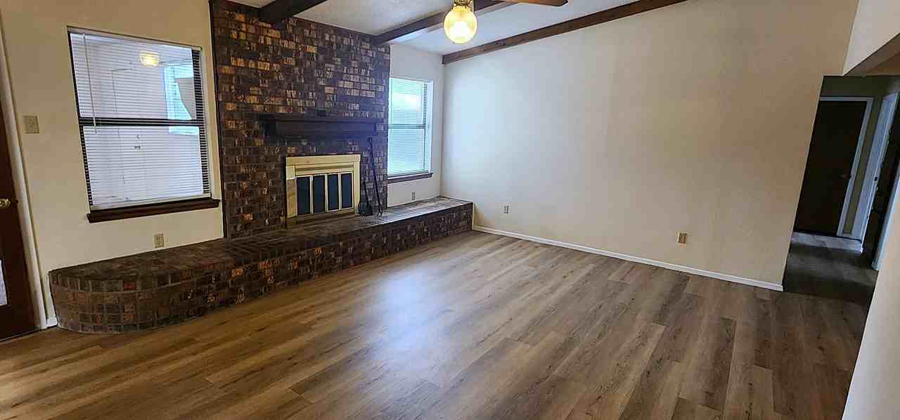 5704 93rd St - Photo 4 of 27