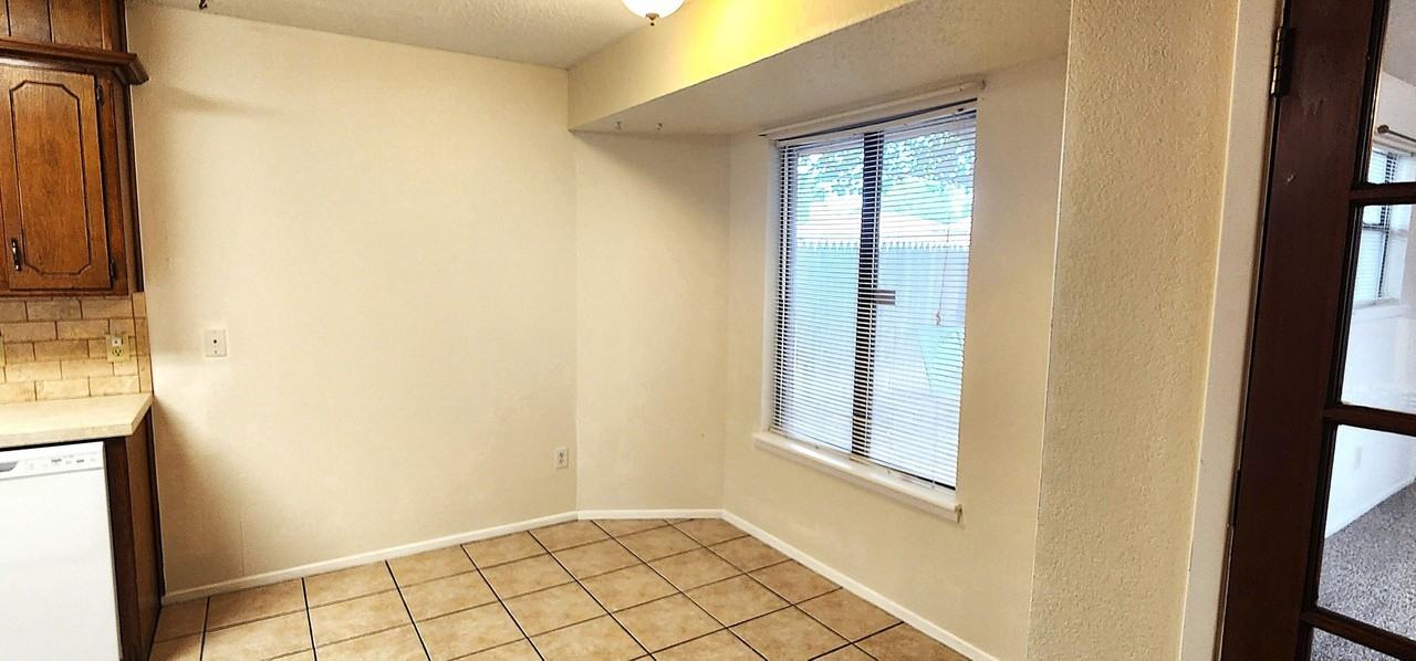 5704 93rd St - Photo 5 of 27