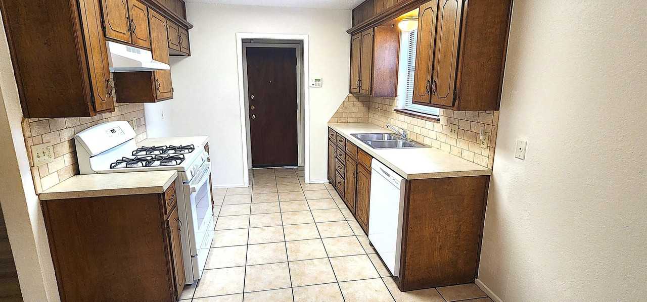 5704 93rd St - Photo 6 of 27