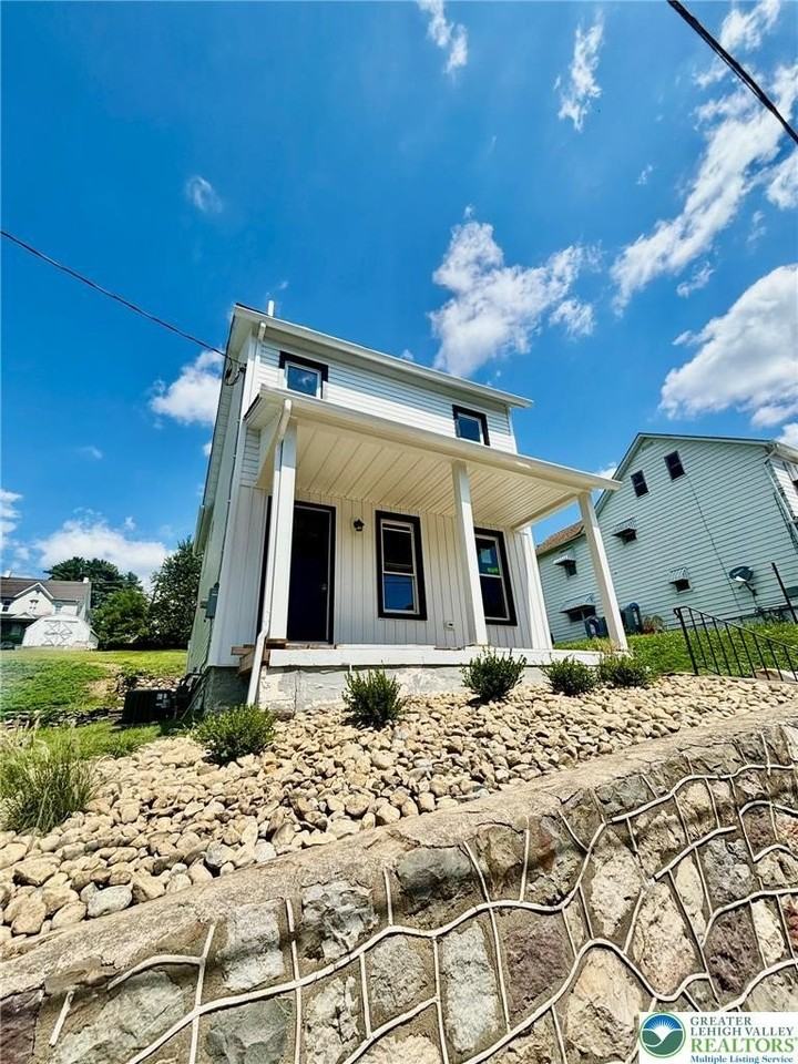573 Fairview Ave - Photo 2 of 11