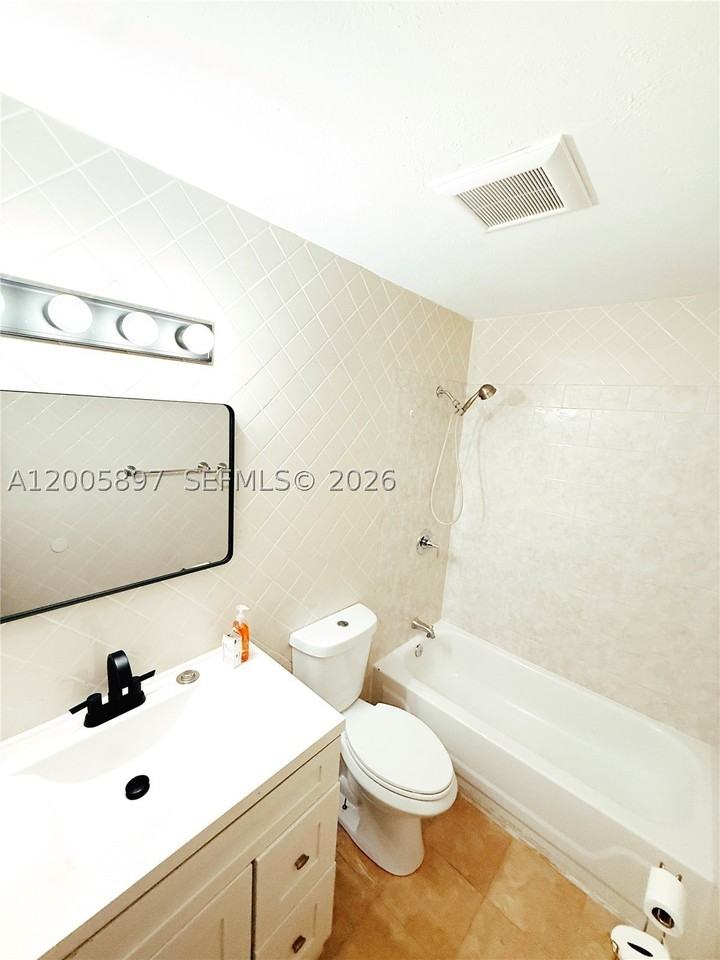 4259 Royal Banyan Way #B - Photo 4 of 18