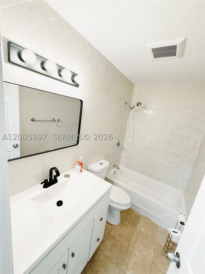 4259 Royal Banyan Way #B - Photo 5 of 18