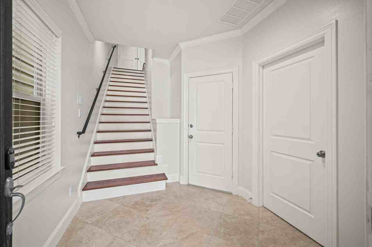 2923 Pease St - Photo 4 of 23