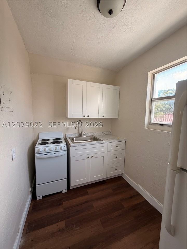 225 Nw 17th St #4 - Photo 4 of 7