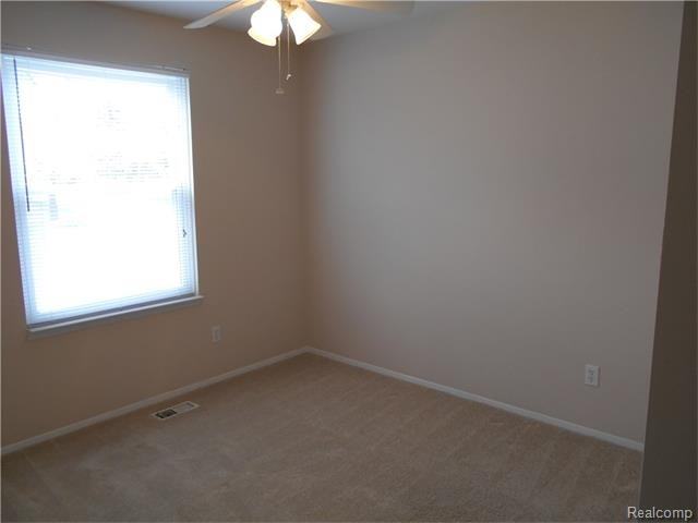 1550 Mariner - Photo 3 of 13