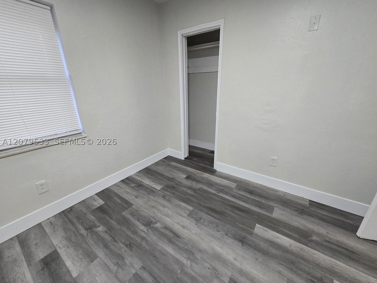 2431 Nw 9th St - Photo 3 of 14