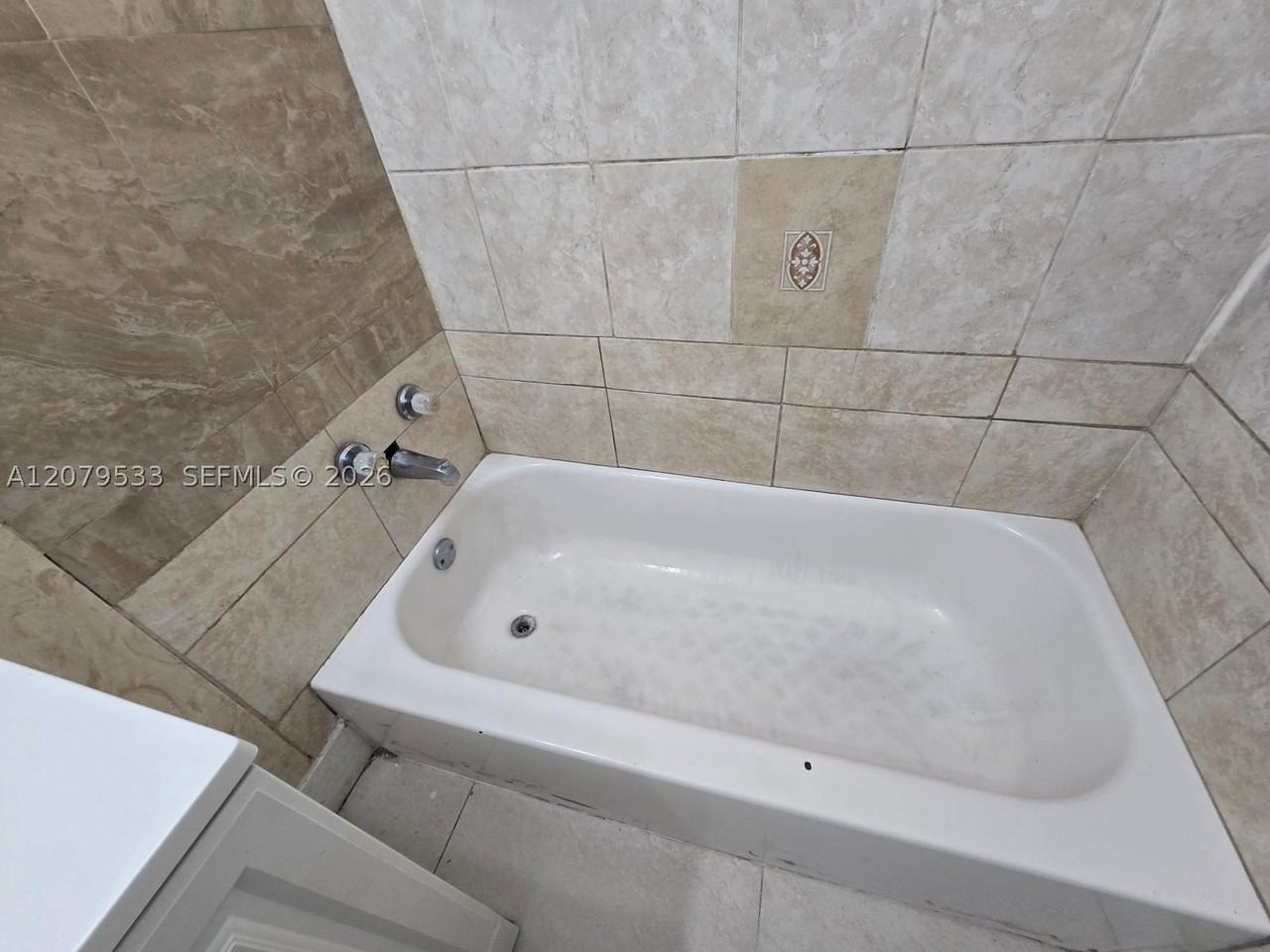 2431 Nw 9th St - Photo 4 of 14