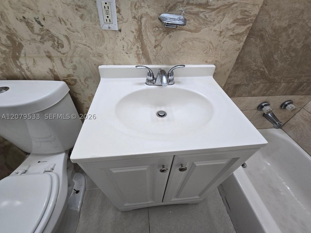 2431 Nw 9th St - Photo 5 of 14