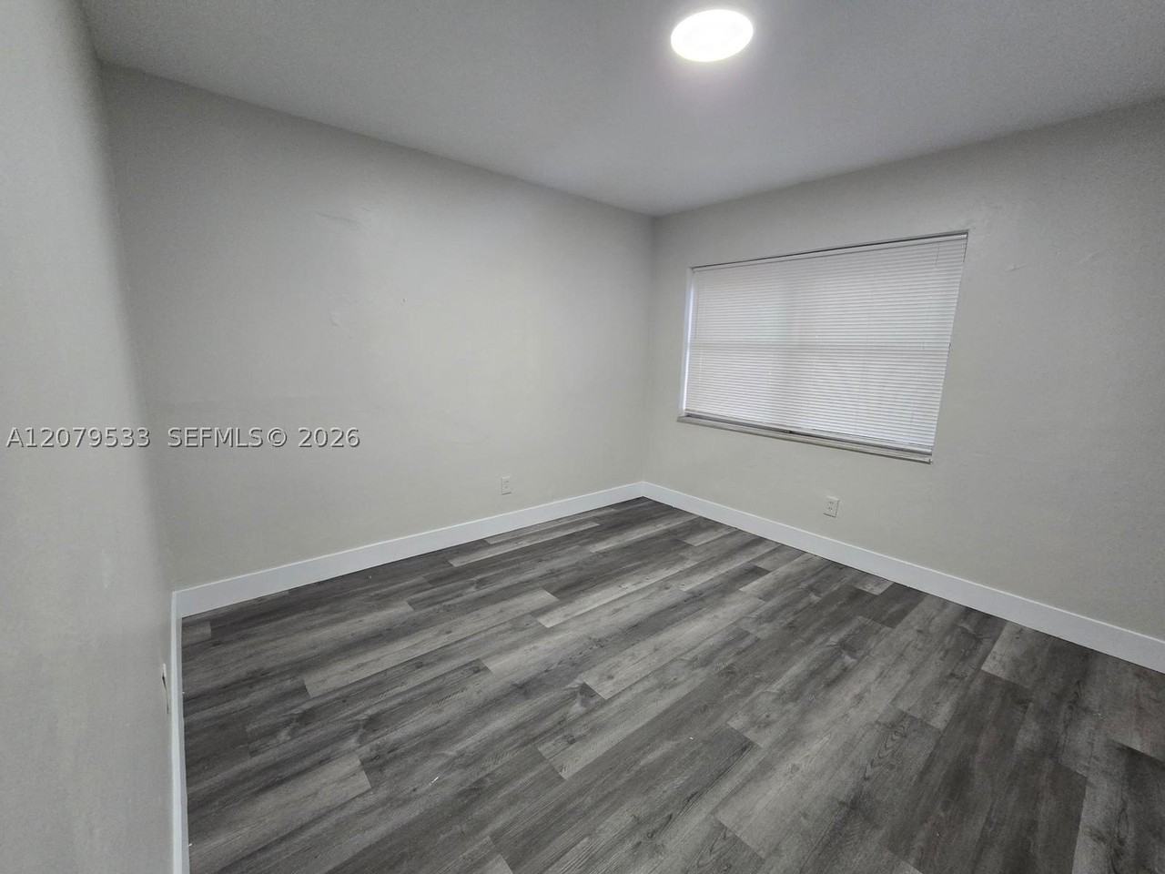 2431 Nw 9th St - Photo 6 of 14