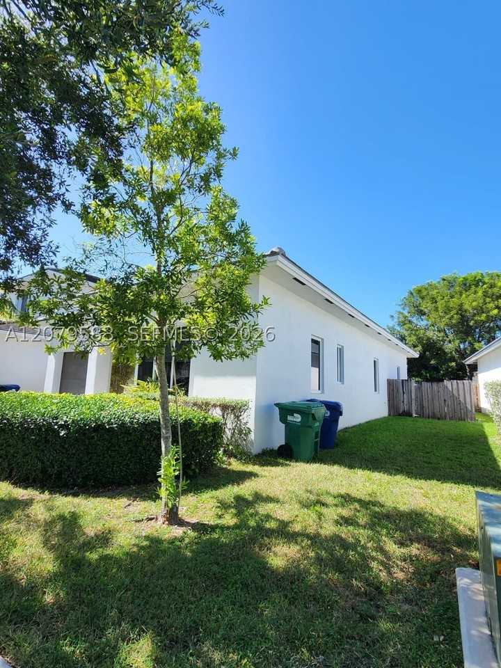 14919 Sw 177th Ter #14919 - Photo 2 of 19