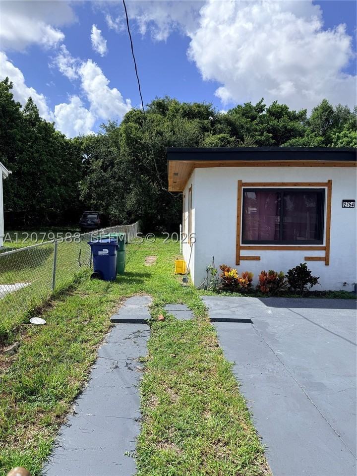 2754 Nw 60th St - Photo 3 of 21