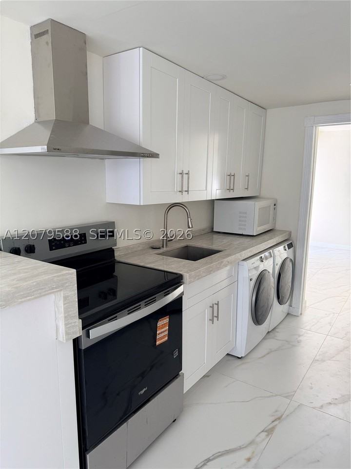 2754 Nw 60th St - Photo 6 of 21