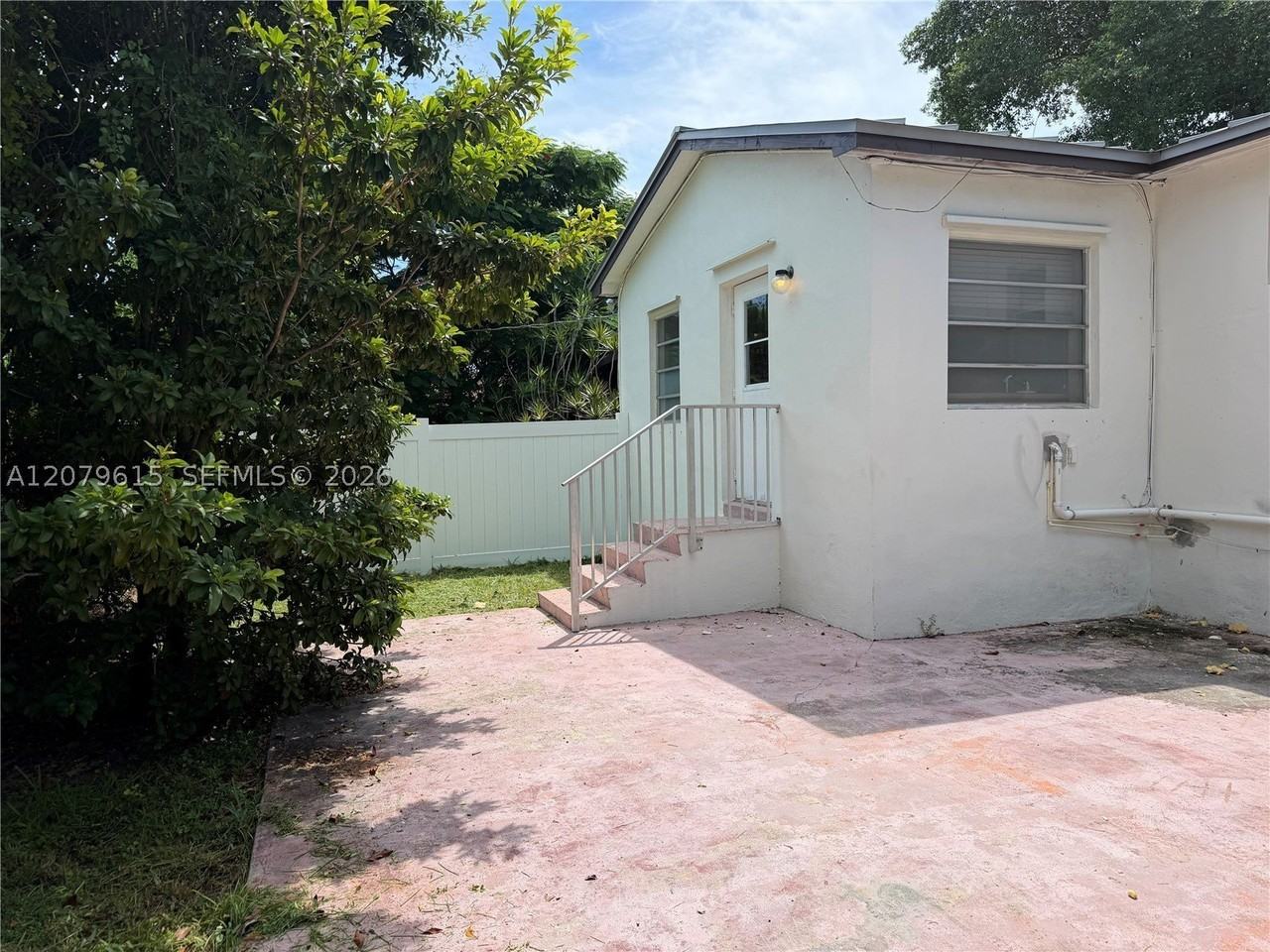 2725 Sw 82nd Ave #A - Photo 2 of 6