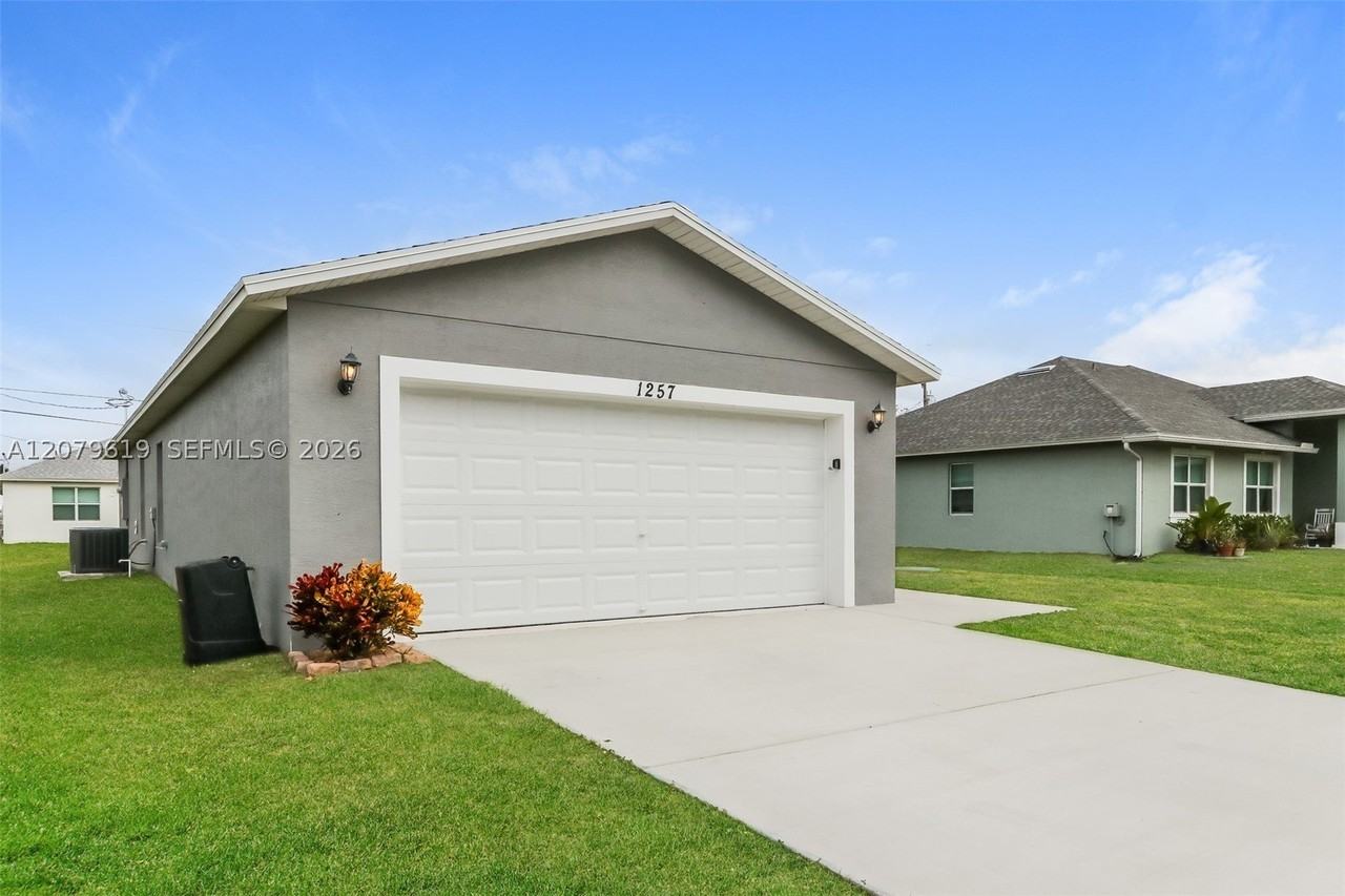 1257 Sw Century Ave - Photo 3 of 15