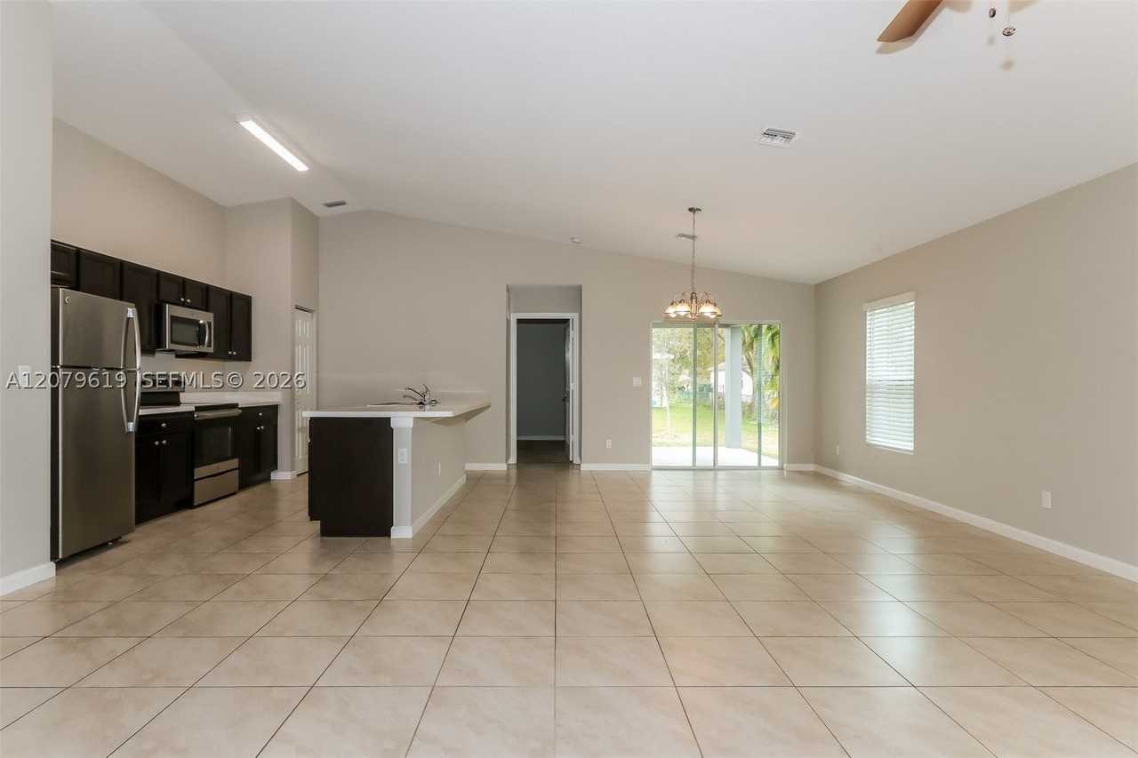 1257 Sw Century Ave - Photo 4 of 15