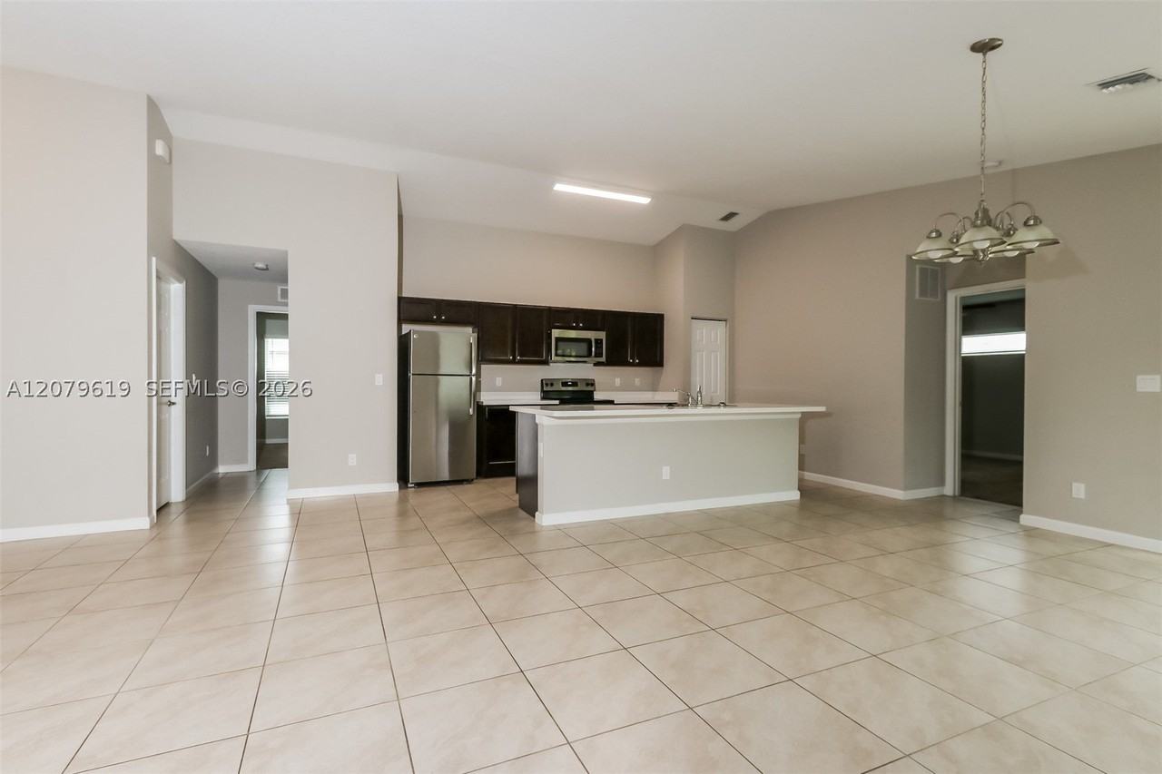 1257 Sw Century Ave - Photo 5 of 15