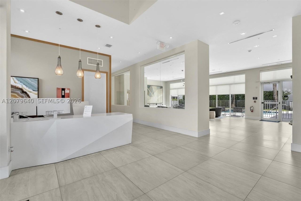 9870 Nw 74th Ter - Photo 5 of 50