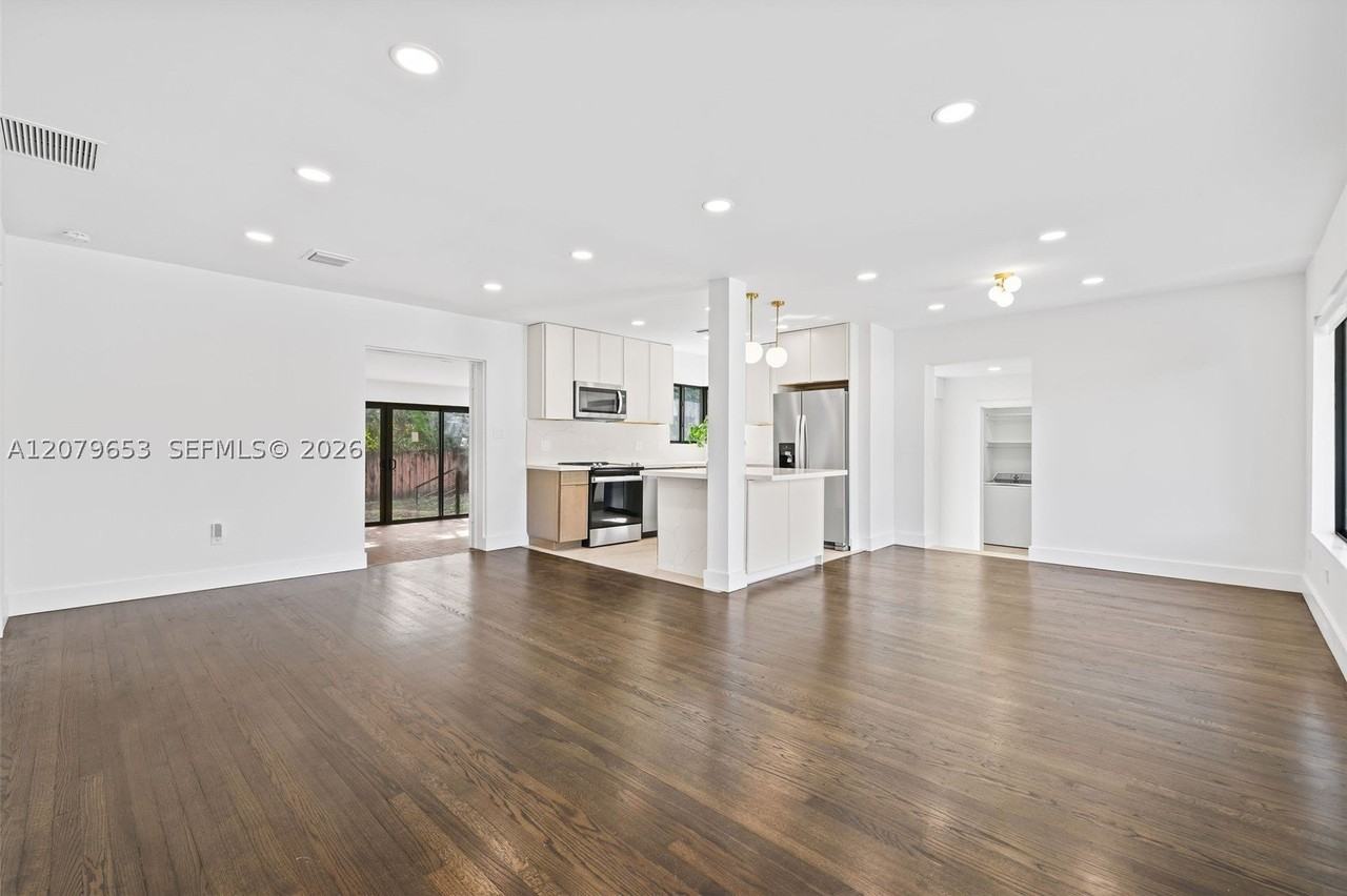 912 Ne 82nd St - Photo 4 of 30