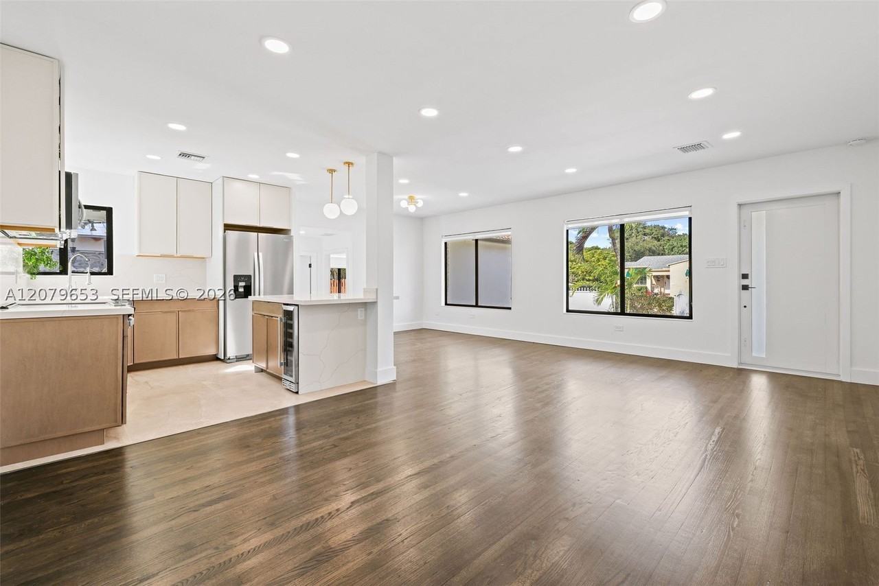 912 Ne 82nd St - Photo 5 of 30