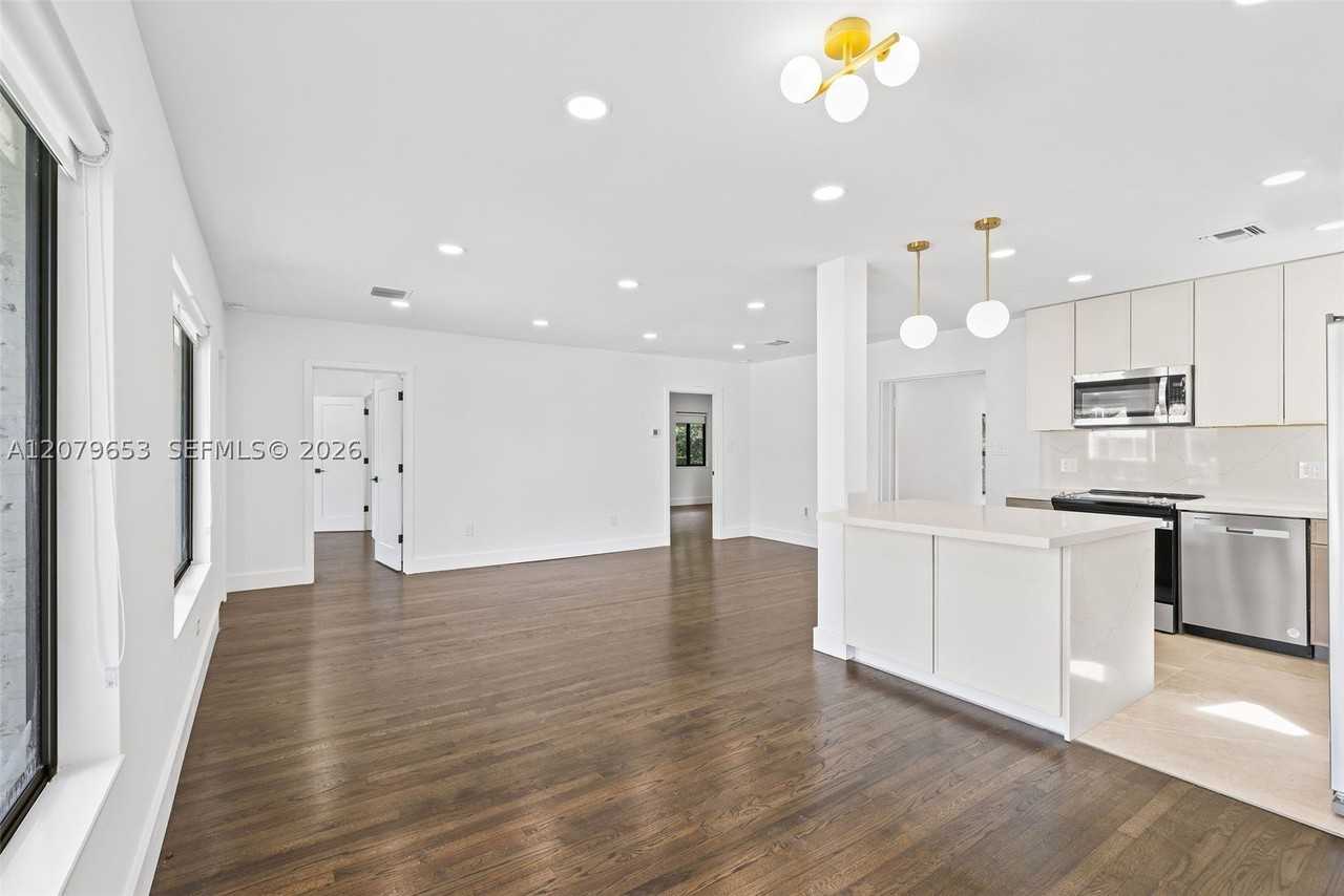 912 Ne 82nd St - Photo 6 of 30