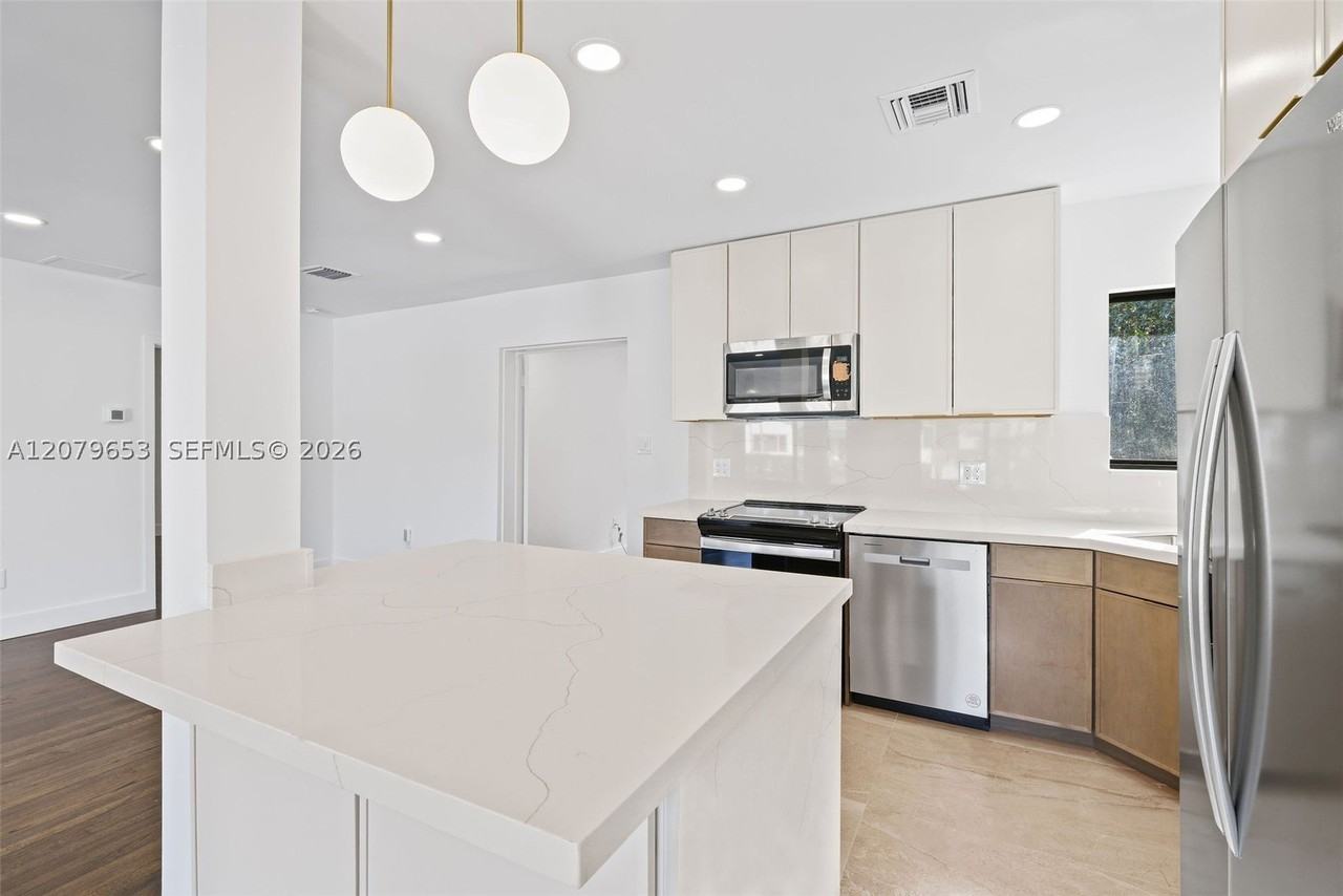 912 Ne 82nd St - Photo 7 of 30