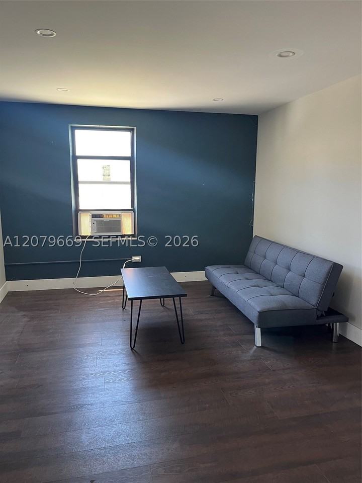 821 N Tamarind Ave #B - Photo 2 of 10