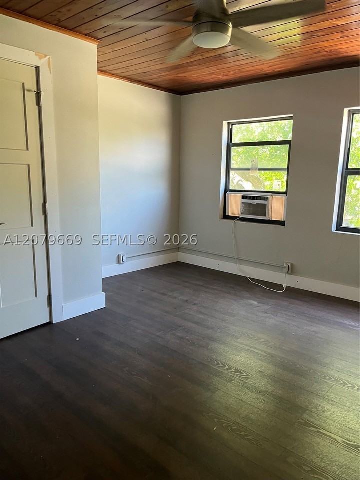 821 N Tamarind Ave #B - Photo 3 of 10