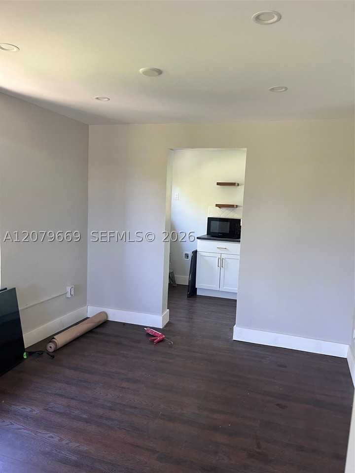 821 N Tamarind Ave #B - Photo 4 of 10