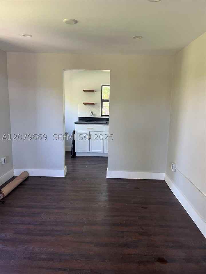 821 N Tamarind Ave #B - Photo 5 of 10