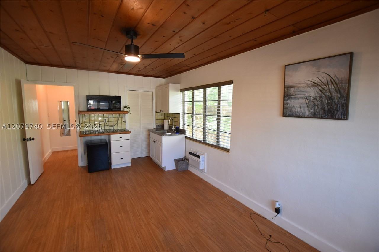 801 Se 4th St #2 - Photo 4 of 21