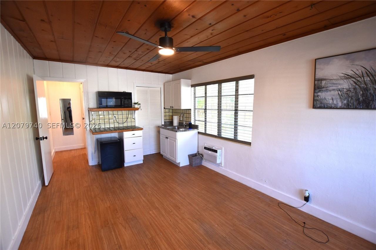 801 Se 4th St #2 - Photo 5 of 21