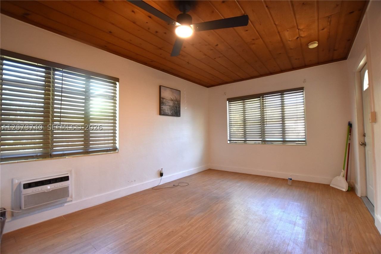 801 Se 4th St #2 - Photo 6 of 21