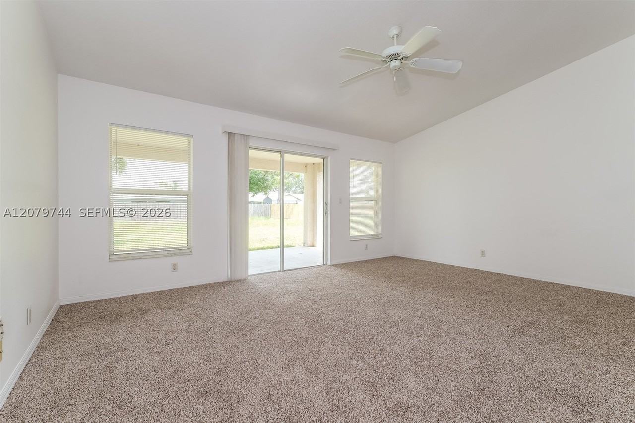 2831 Se Hutchings Ave - Photo 2 of 18