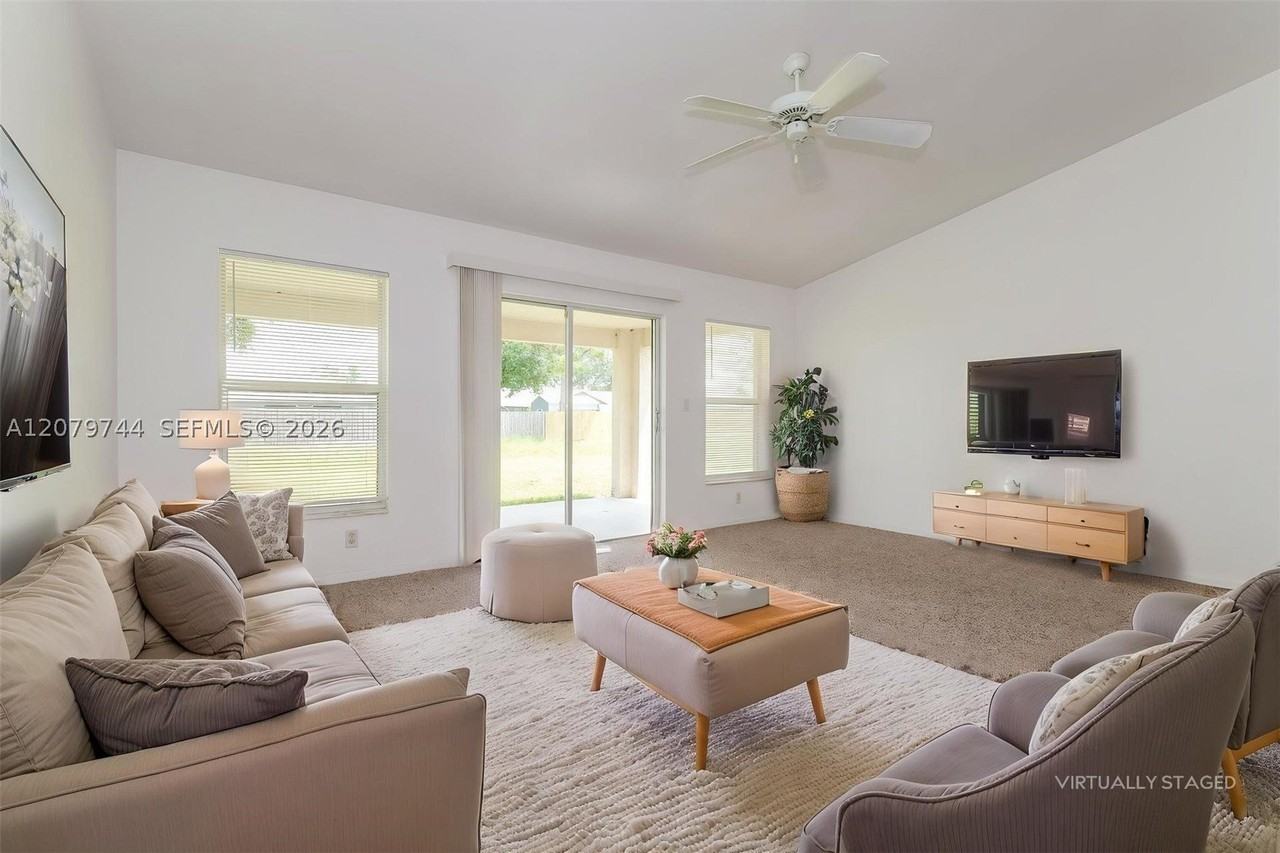 2831 Se Hutchings Ave - Photo 3 of 18