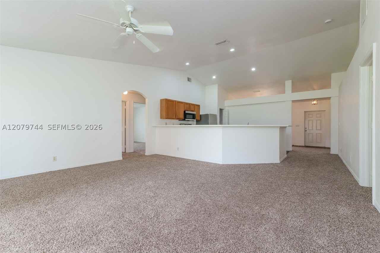2831 Se Hutchings Ave - Photo 4 of 18