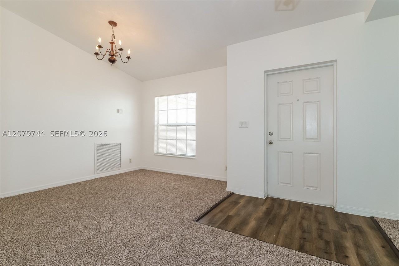 2831 Se Hutchings Ave - Photo 5 of 18