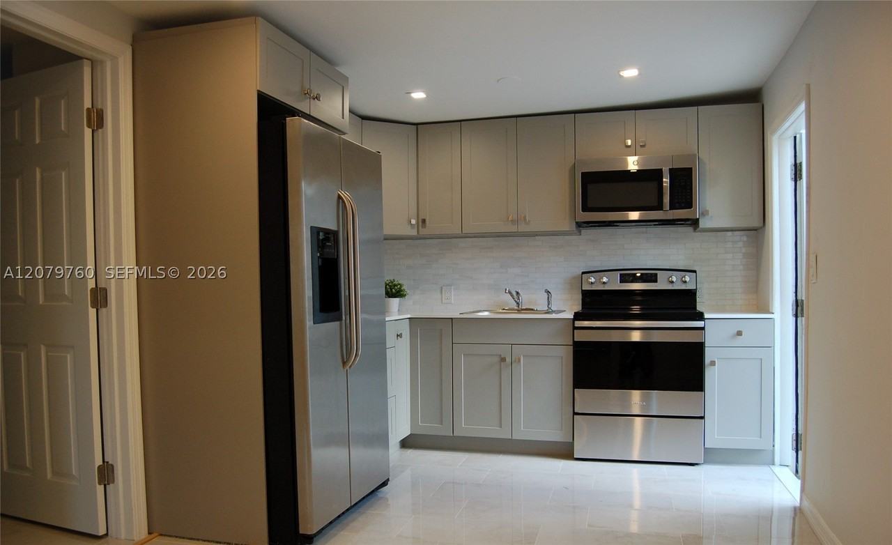 2140 Sw 25th St #2140 - Photo 2 of 7