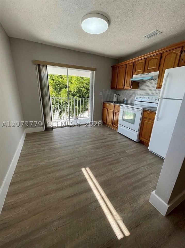 827 Sw 11th Ave #5 - Photo 2 of 10