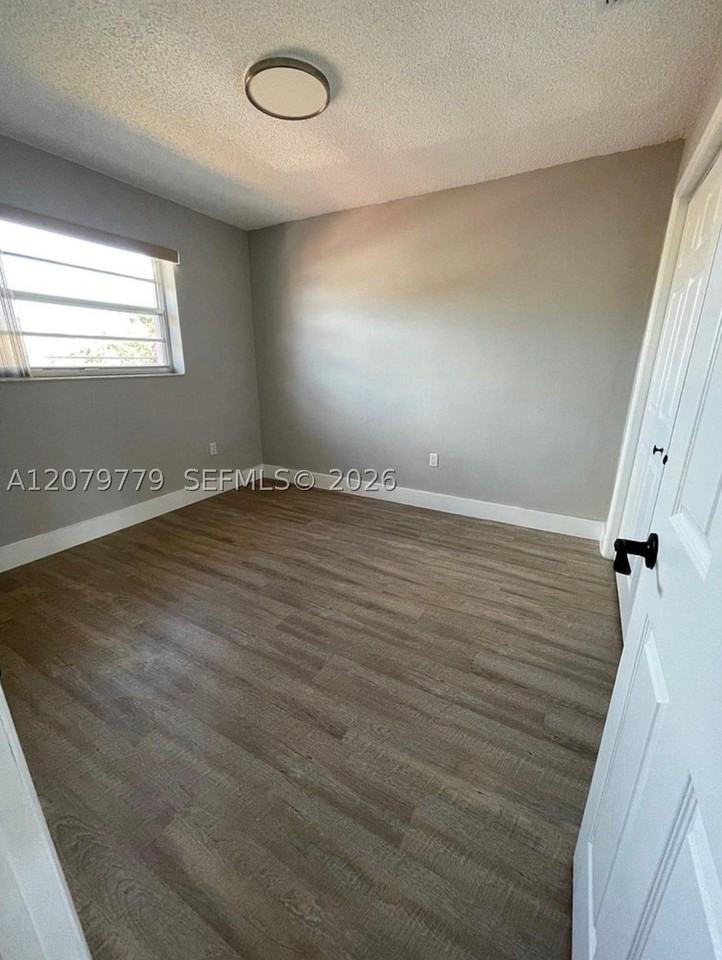 827 Sw 11th Ave #5 - Photo 3 of 10