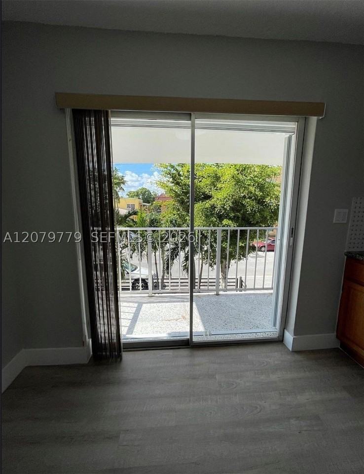827 Sw 11th Ave #5 - Photo 5 of 10