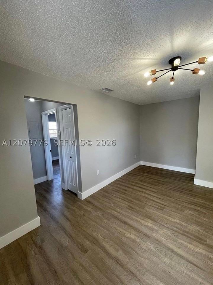 827 Sw 11th Ave #5 - Photo 6 of 10