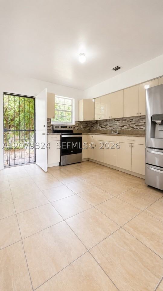 1421 Ne 148th St #2 - Photo 4 of 8