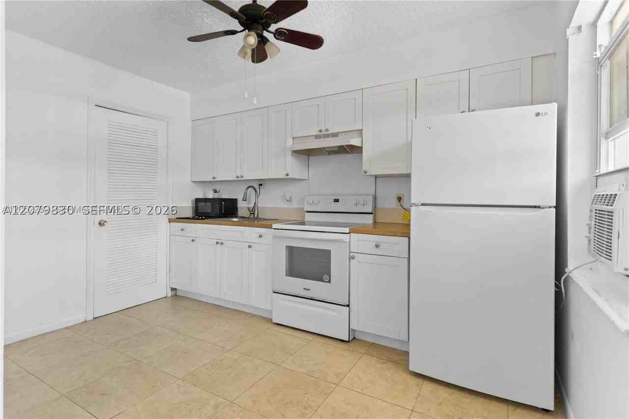609 Ne 6th Ct #C - Photo 7 of 9