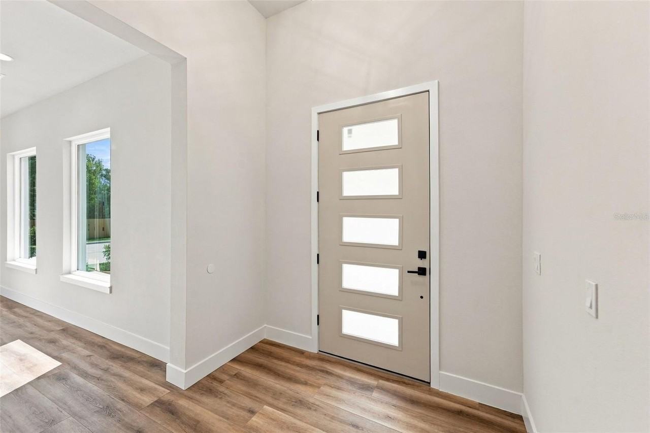 561 N Thompson Rd - Photo 2 of 43