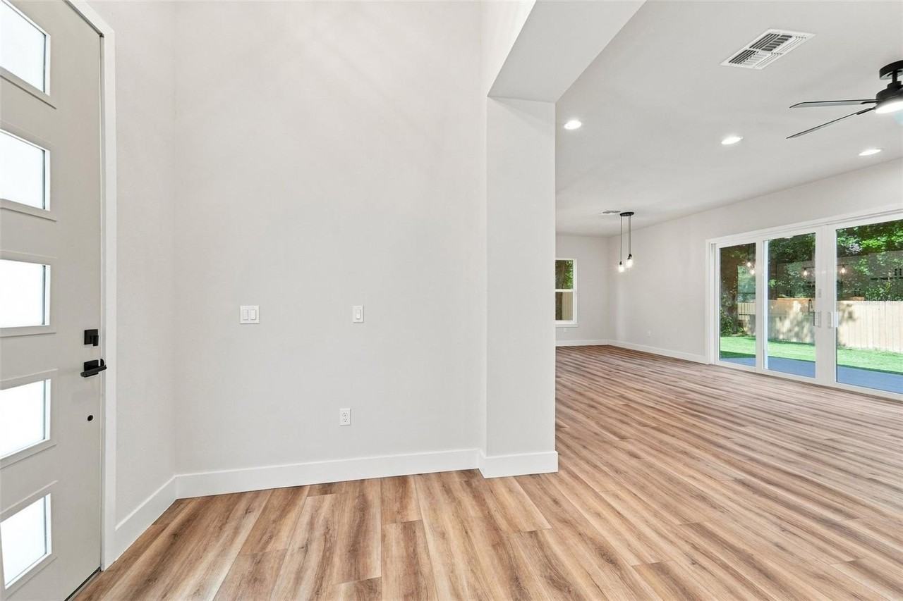 561 N Thompson Rd - Photo 3 of 43