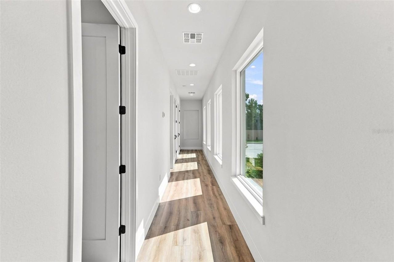 561 N Thompson Rd - Photo 4 of 43