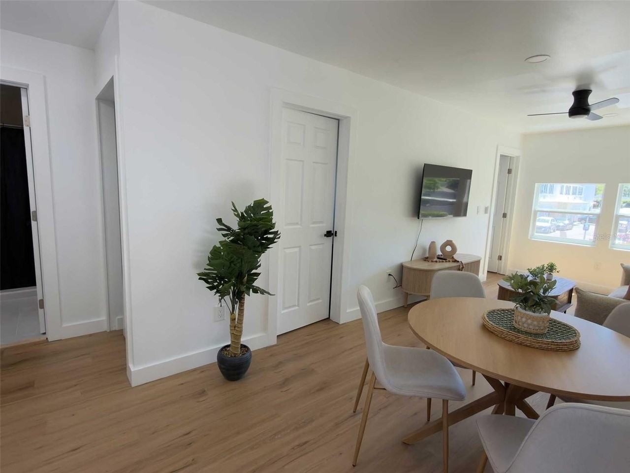 612 N Hampton Ave - Photo 3 of 23